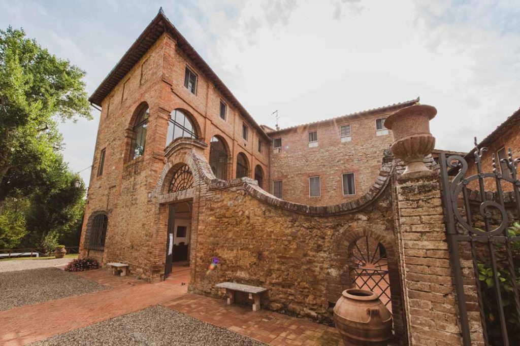 Facciata di San Lorenzo a Linari, borgo situato nella provincia senese. Geco Consulenze Alberghiere. GecoHotels Chosen by Travellers
